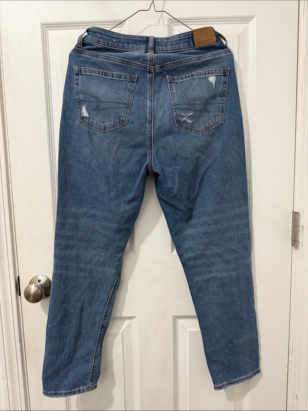 American Eagle Outfitters Distressed Ripped Knee Mom Jeans Medium Wash 2S - Picture 3 of 7